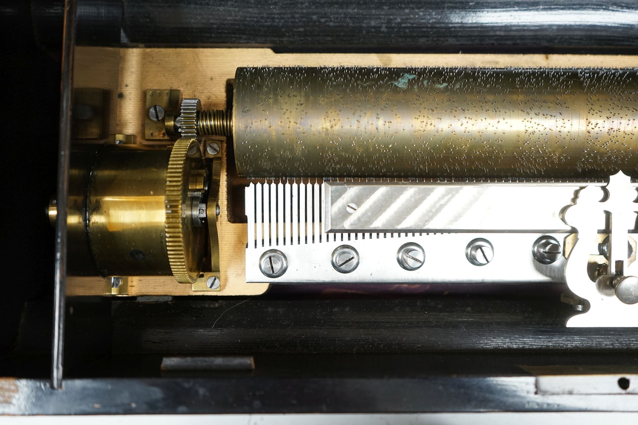 An early 20th century Swiss 8-air music box, cylinder 33cm